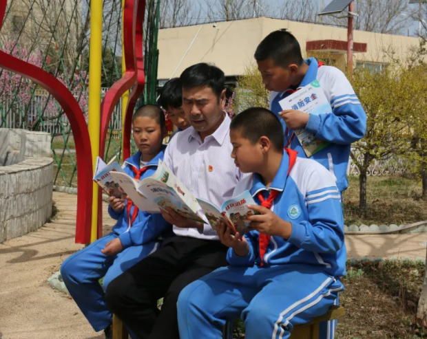 照亮了无数深山学子前行的路也辉映着新时代村庄教育的期望之