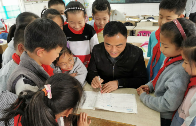 向好而变校园教育设施健全教育环境美了村庄教师待遇也大大提升 向好而变校园教育设施健全教育环境美了村庄教师待遇也大大提升