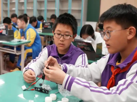 从增加一个学位到提高一堂课的质量基础教育正一步一个脚印